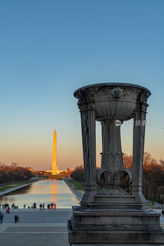 美国，樱花节期间，日落时林肯纪念堂的华盛顿纪念碑