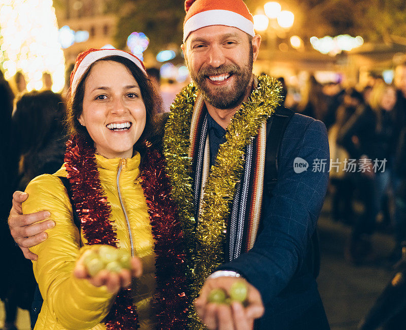 一对情侣在瓦伦西亚庆祝新年