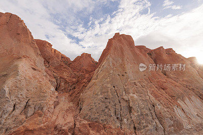 在塞阿拉州的巴西旅游胜地卡诺阿奎布拉达的红色砂岩悬崖