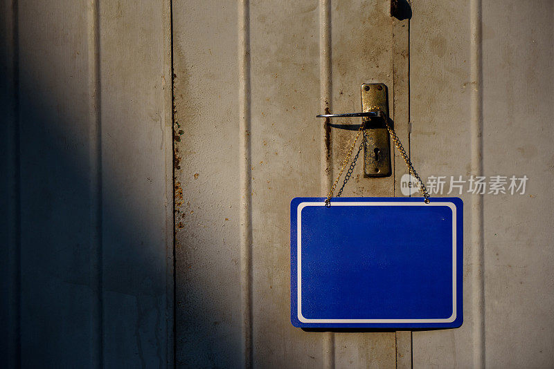 蓝色的布告板挂在彩色的门上