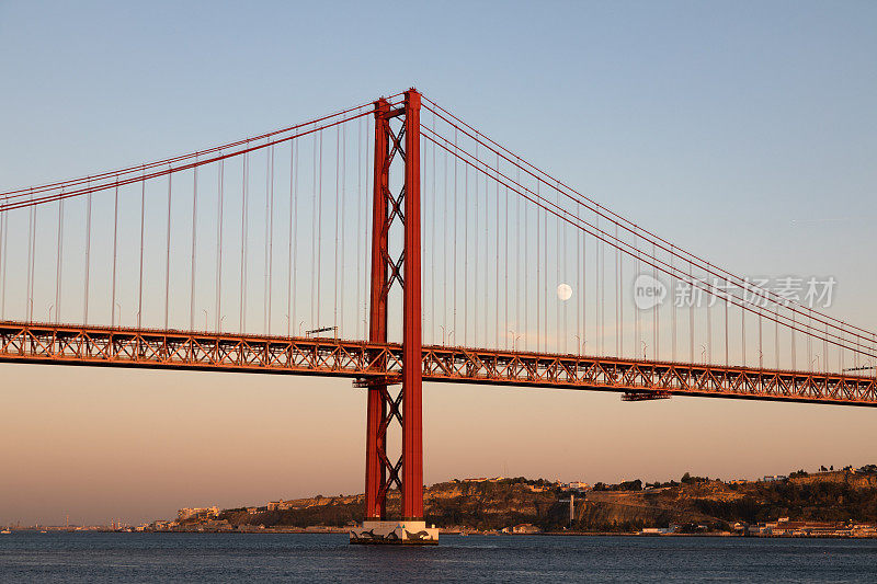 葡萄牙里斯本塔霍河上的阿伯里尔25号桥