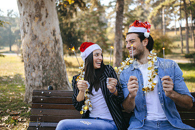 年轻夫妇在公园等待新年白天