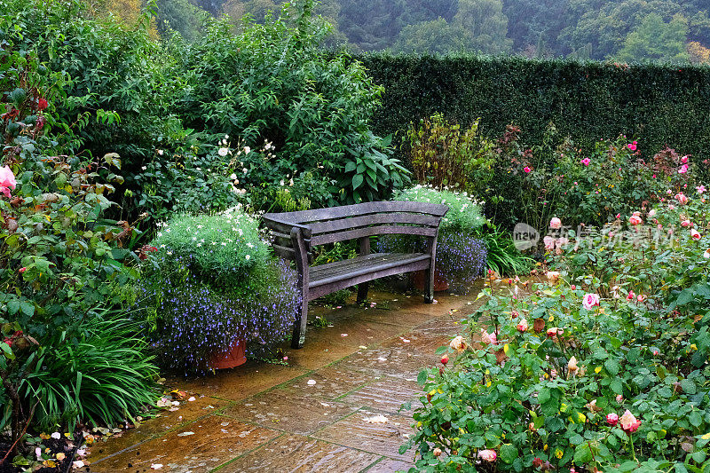 花园露台上的木凳