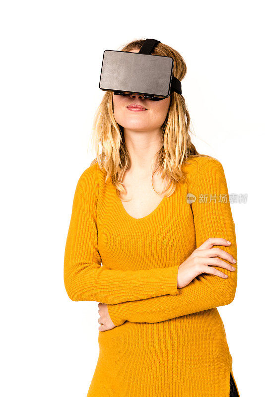 在白色背景上使用虚拟现实头盔的女人