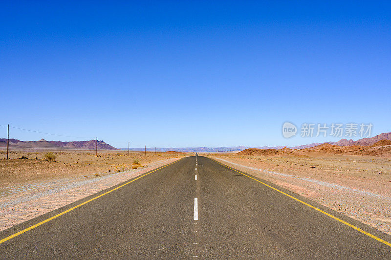 铺平的两车道公路在农村沙漠景观纳米比亚非洲