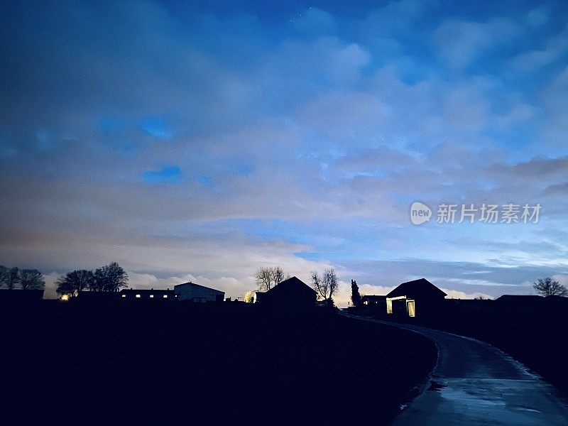 夜晚阴森森的乡村道路和村庄