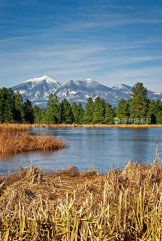 Kachina湿地和旧金山山峰