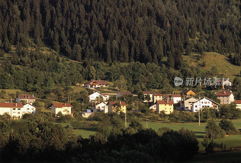 汝拉是法国东部Bourgogne-Franche-Comté的一个部门，以汝拉山脉命名