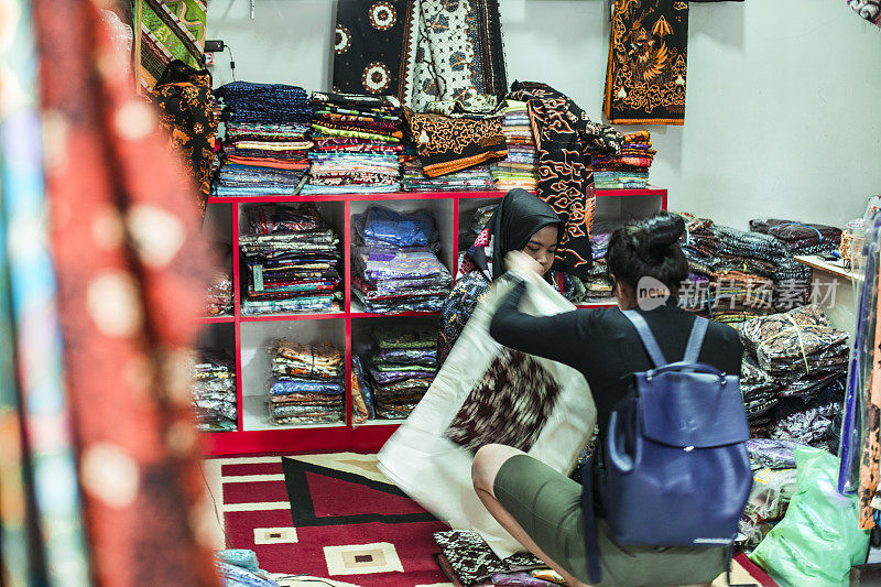 东南亚妇女在爪哇岛购买印尼传统服装蜡染