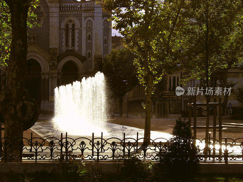 Saint-Étienne是法国中东部的一个城市，在中央山区，在Auvergne-Rhône-Alpes地区里昂西南55公里(34英里)，在连接图卢兹与里昂的主干道上。圣-Étienne是卢瓦尔省的首府。