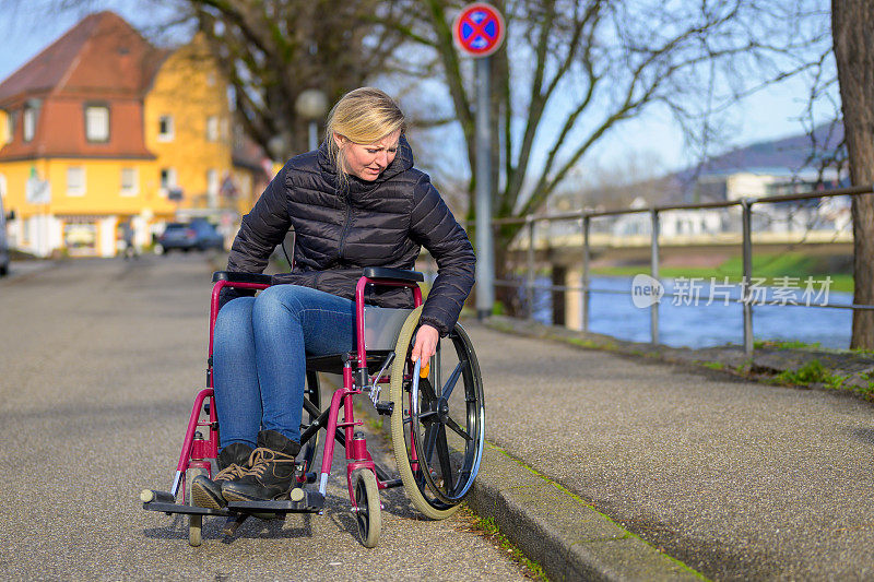 操纵轮椅的残疾妇女