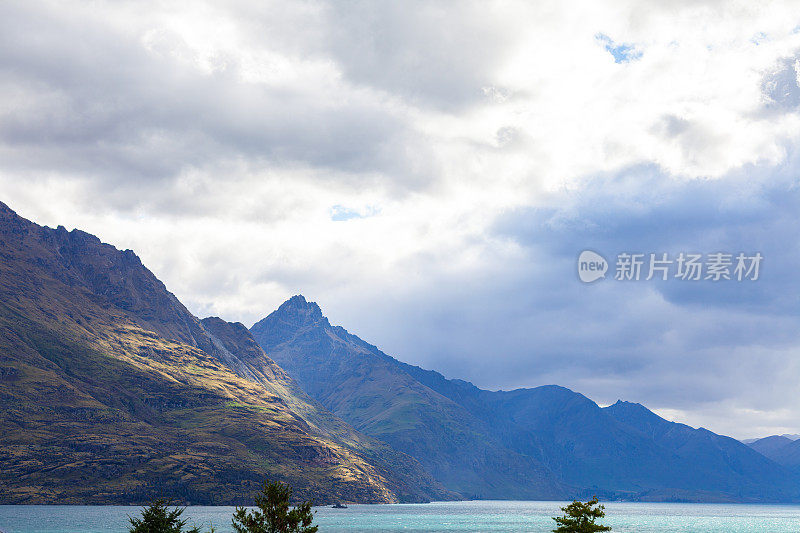 美丽的景观与高岩石与发光的山峰，石头在山上湖，反射，蓝天和黄色的阳光在日出。仍然。到。