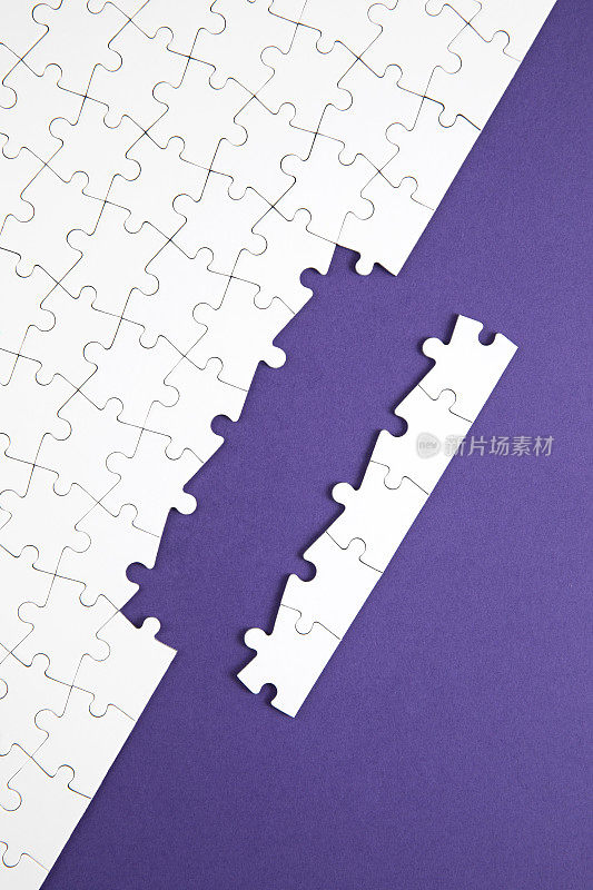 紫色背景上不完整的拼图游戏