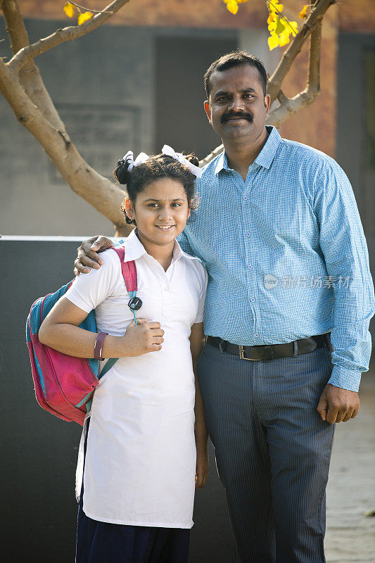 父亲带着女儿准备去上学