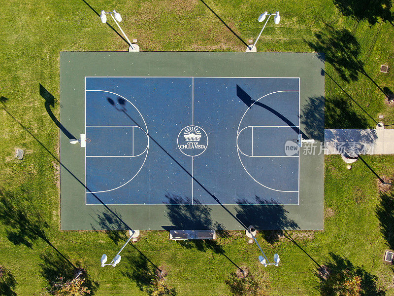 空中俯瞰丘拉维斯塔市公园内的篮球场