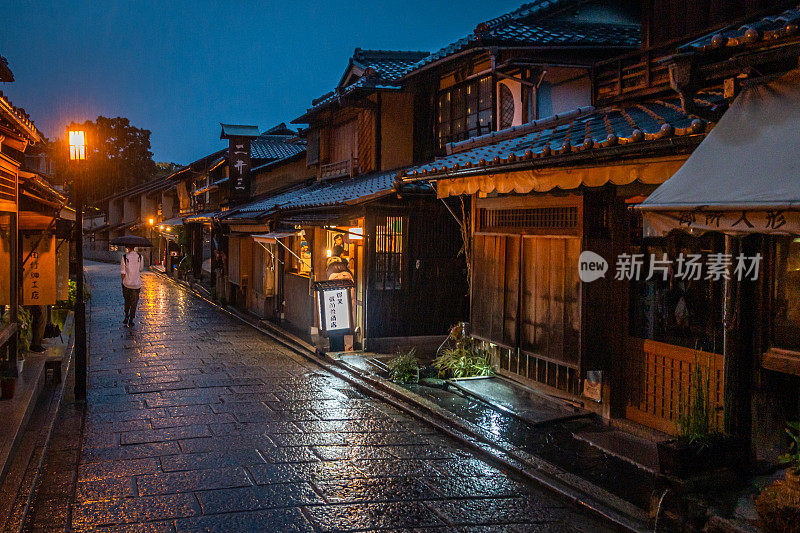 京都下着大雨的Ninenzaka街夜景