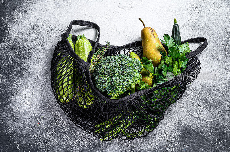 蔬菜类产品的可重复使用袋。环保，无塑料。灰色的背景。前视图。本空间