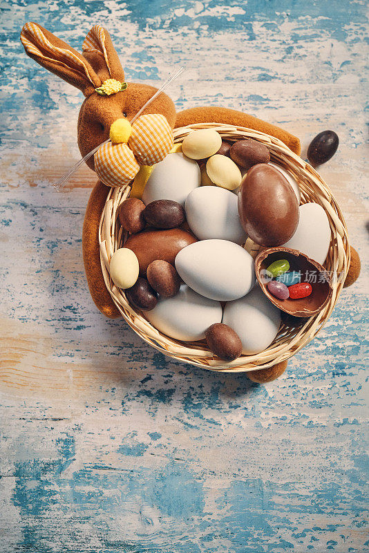 五彩缤纷的复活节装饰巧克力蛋和复活节兔子