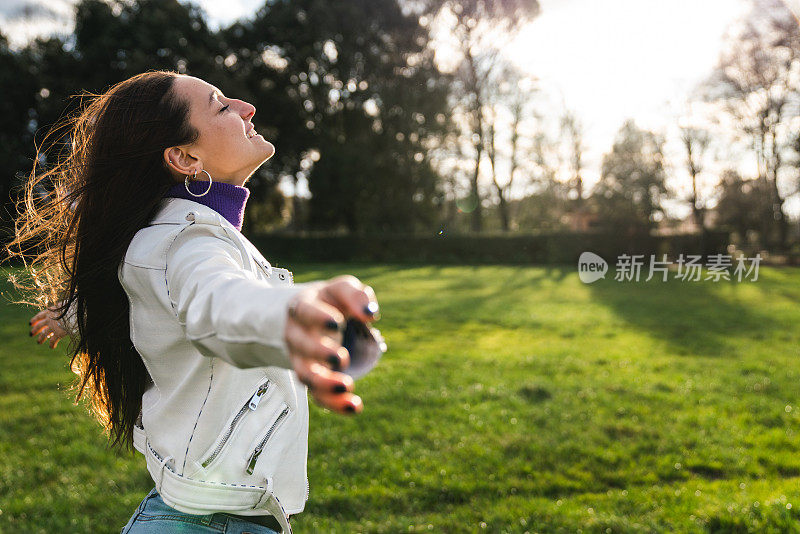 年轻的成年女性与自然相联系