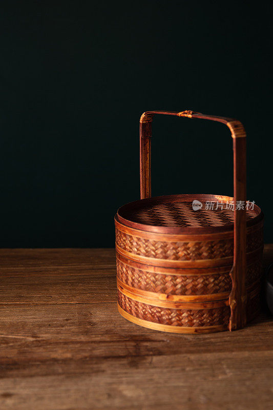 老式竹条编织食盒