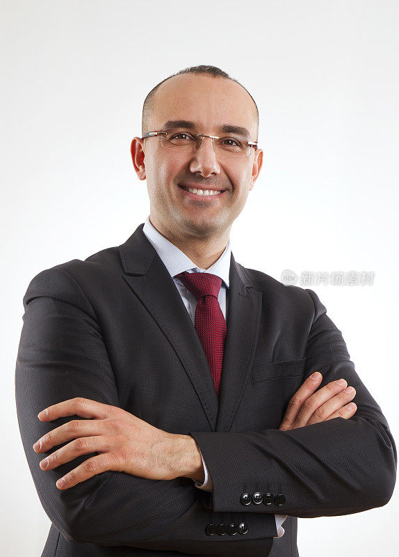 自信的商人摆姿势