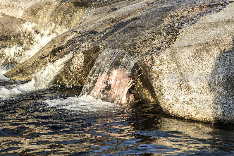女人做水疗，并有乐趣在一个美丽的河流。米娜·克拉维罗，科尔多瓦，阿根廷。