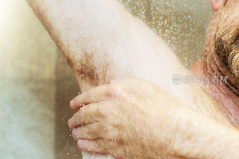 男人在淋浴时洗腋窝