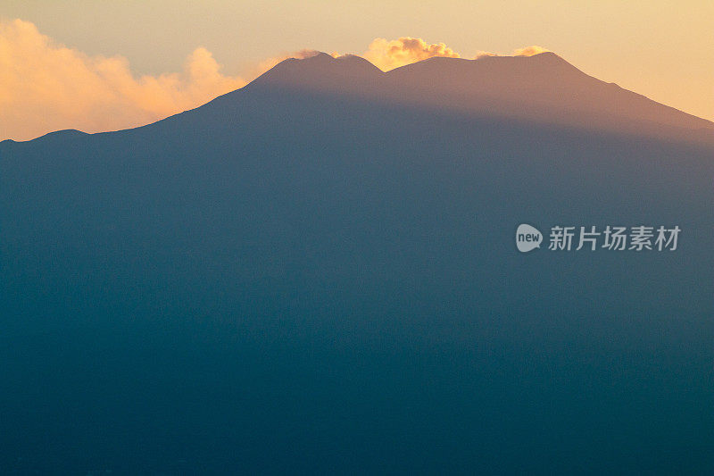 来自意大利西西里岛陶尔米纳的埃特纳火山