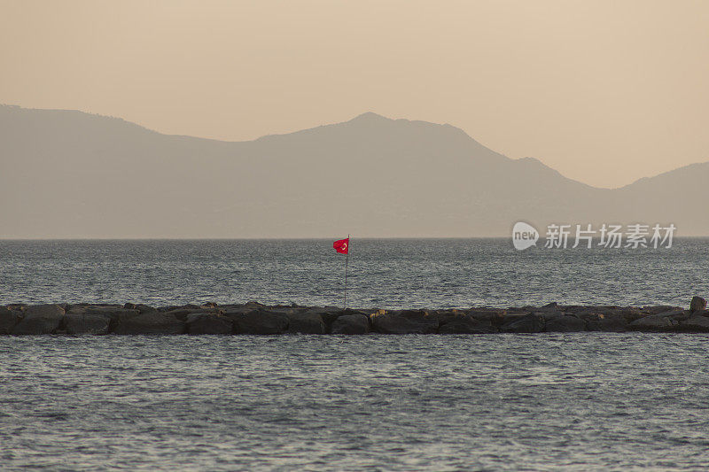 土耳其阿瓦利克巴利克希尔夏季小镇海岸