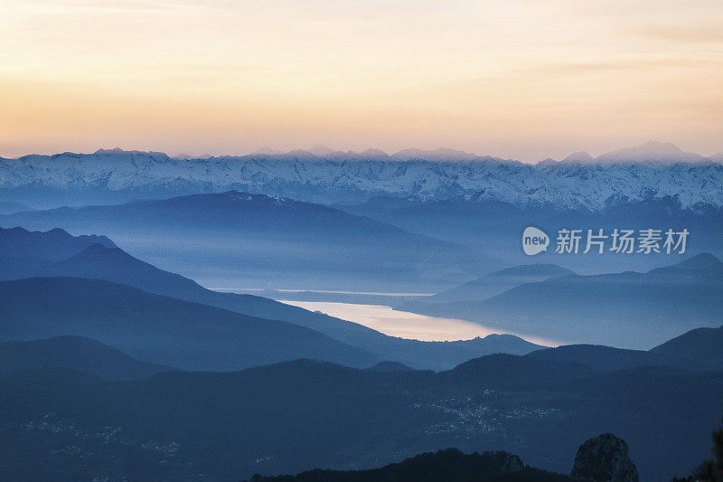 日出时的山脉美景