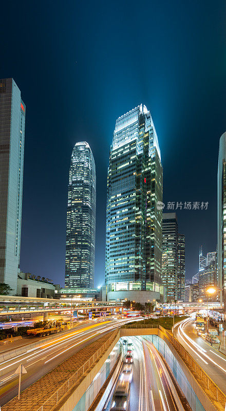 香港摩天大楼的低角度夜景