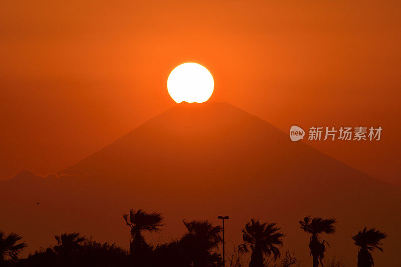 神奈川县三浦半岛富士山上的日落