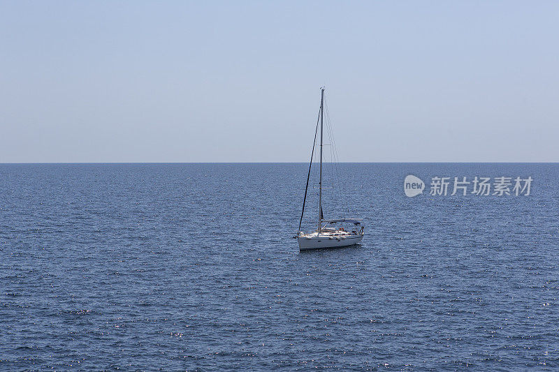 在希腊爱琴海的卡瓦拉到萨索斯岛之间的帆船