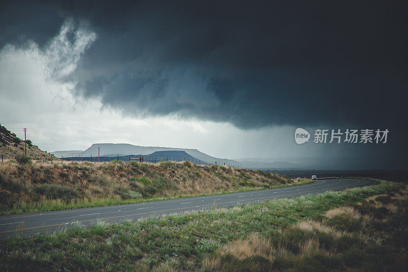 在干燥的南非卡鲁地区，暴雨云层带来了暴雨。