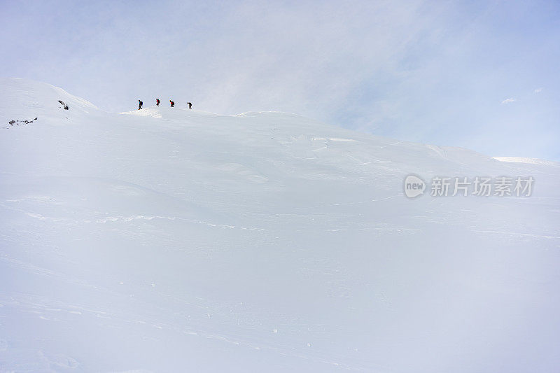 雪山山脊上的一群徒步旅行者