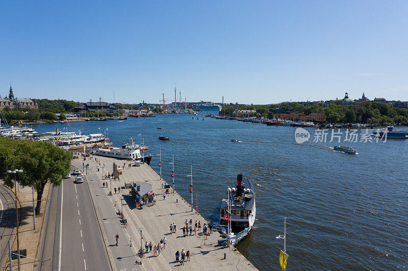 Strandvägen，从空中俯瞰斯德哥尔摩全景，背景是尤尔加登