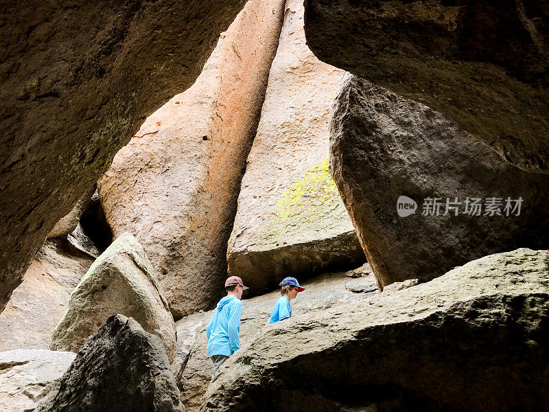 探索岩洞和峡谷的孩子们