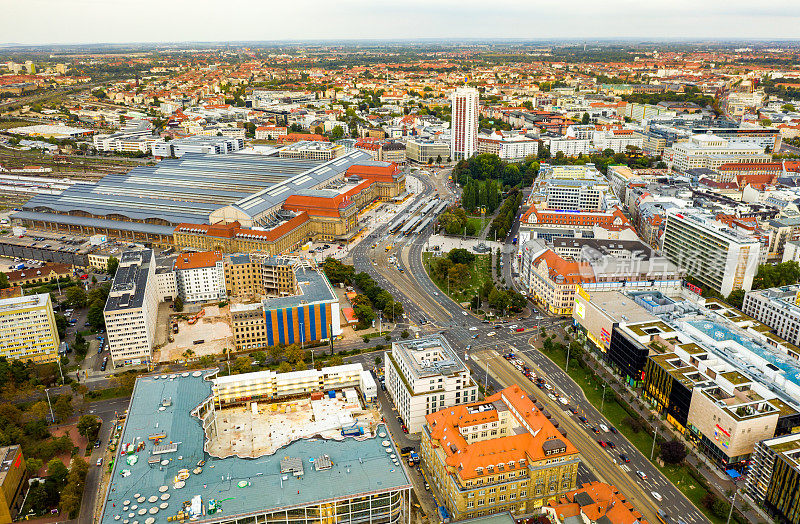 德国莱比锡市中心包括主要火车站的鸟瞰图