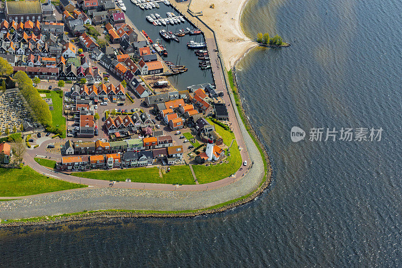 鸟瞰图上的前Urk岛在IJsselmeer的海岸在弗莱弗兰，荷兰