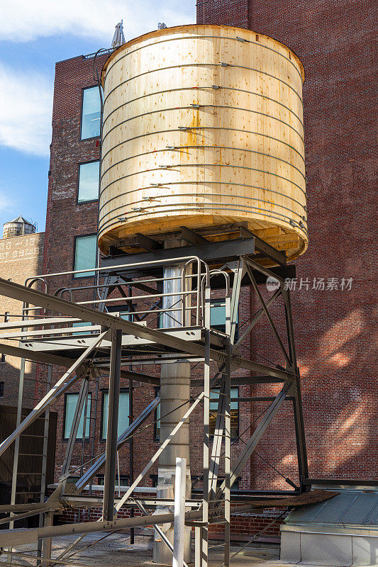 纽约市建筑屋顶上的新水塔水箱