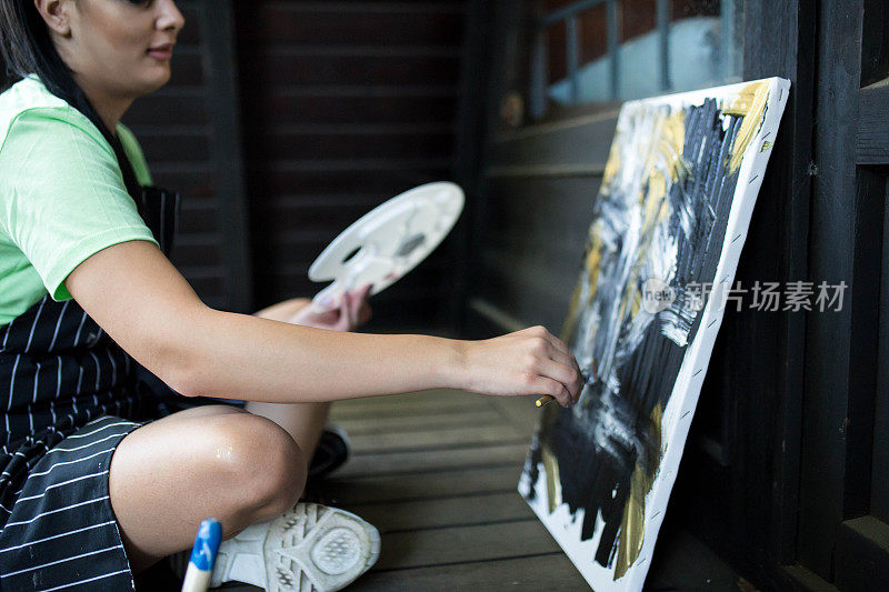 年轻画家在艺术创作过程