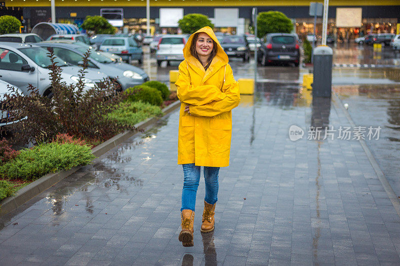 穿着雨衣的年轻女子