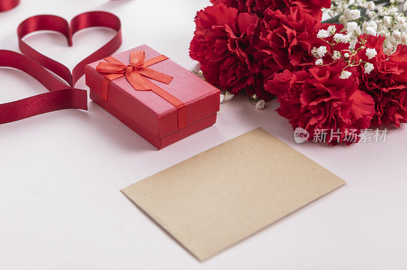 漂亮的康乃馨母亲节礼物和信件