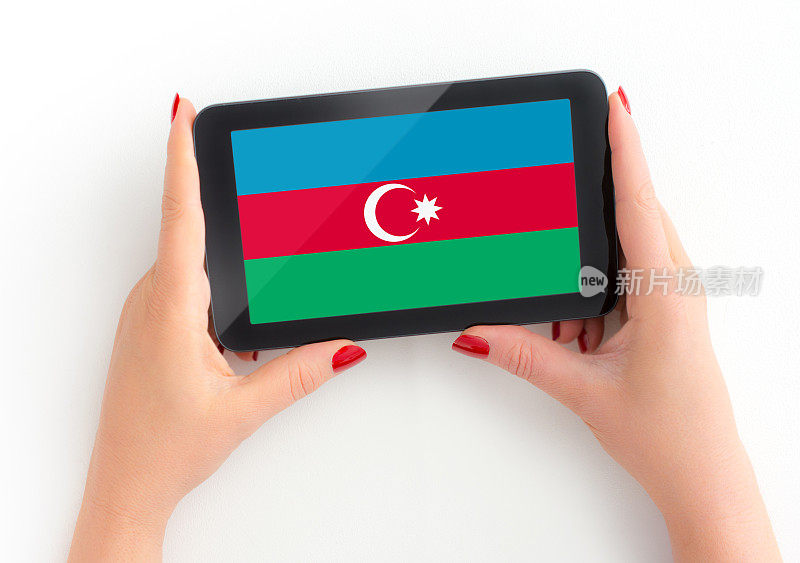 阿塞拜疆国旗在数字平板电脑在成熟女性的手与个人观点