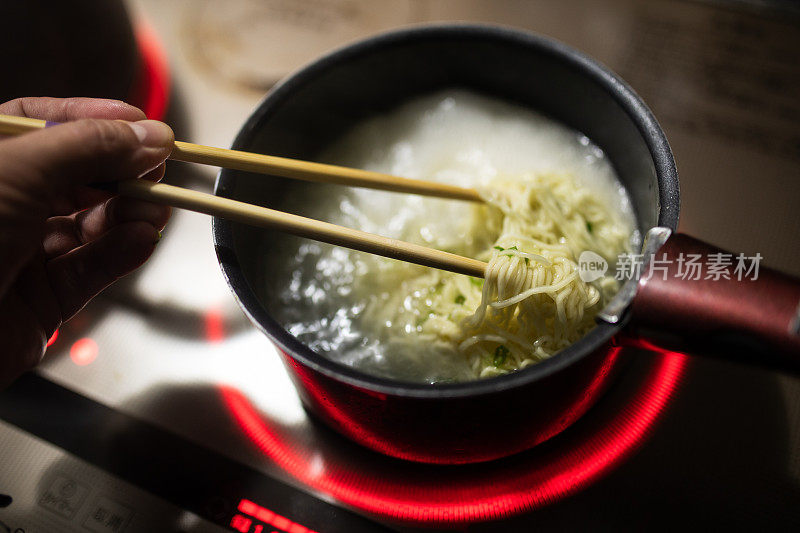 用锅煮方便面