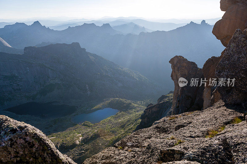 针叶林。西伯利亚。天山景湖上。