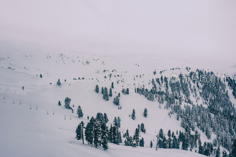 在西勒塔尔竞技场滑雪区，从一个移动的滑雪缆车上观看