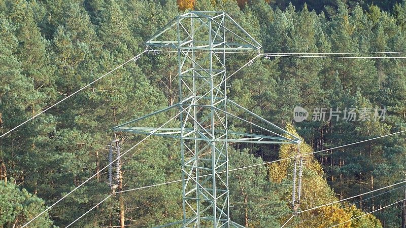 秋季森林内高压输电线路和输电塔架空