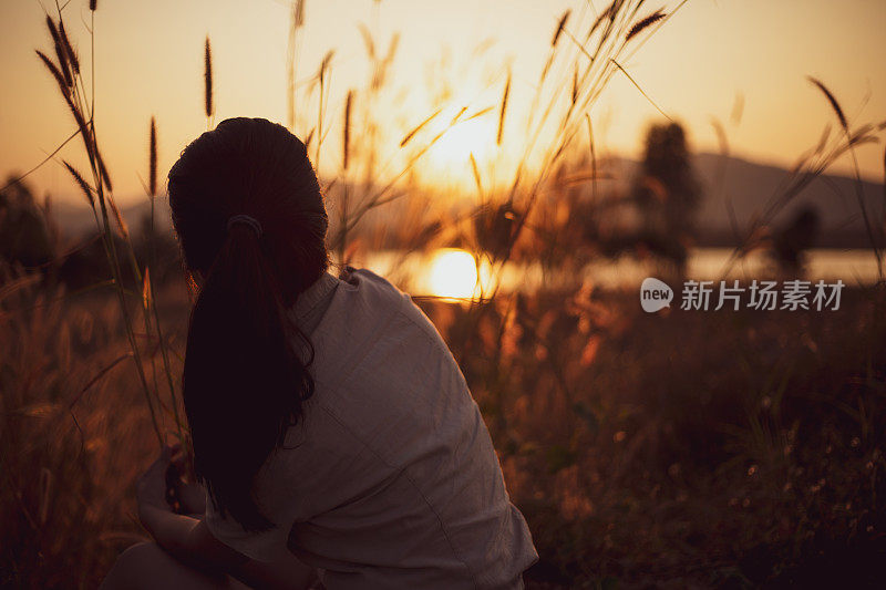 夕阳下的快乐少女