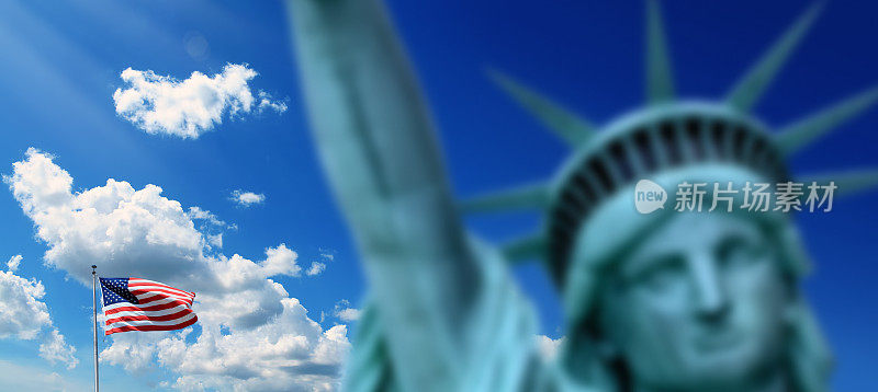 靠近蓝天上的自由女神像和美国国旗
